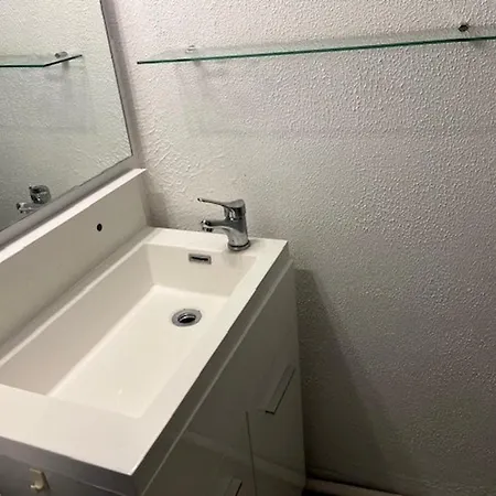 2 Pieces Climatise, 4e Etage, Terrasse, A Pied Des Commerces Et - Fr-1-749-38